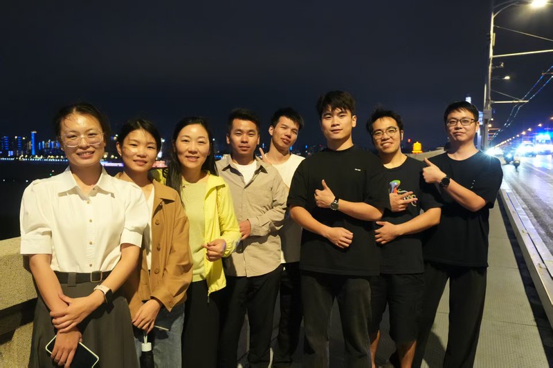 和学生们在一起的郁老师 和学生们在一起的郁老师